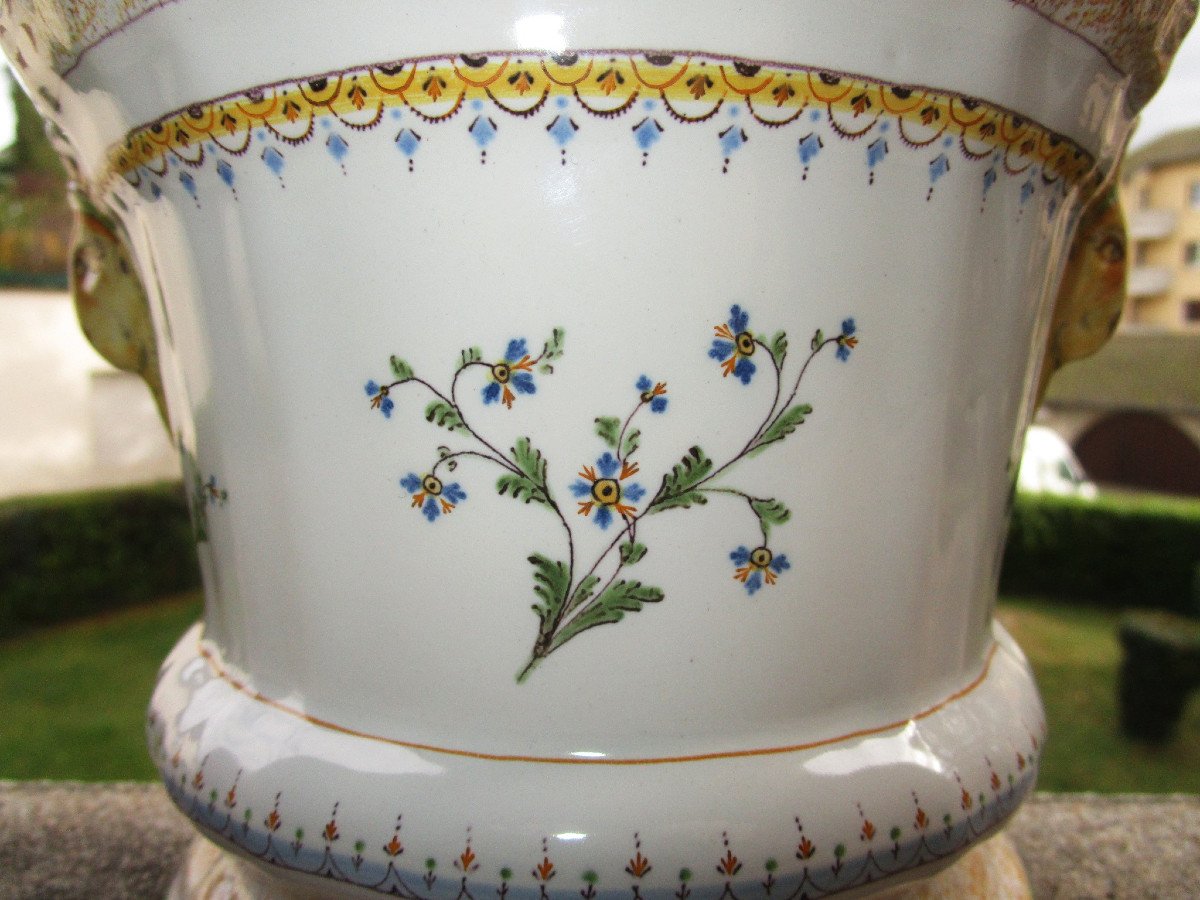Very Beautiful 18th Century Bouquetière In Montpellier Earthenware Shaped Like Lion's Heads.-photo-3