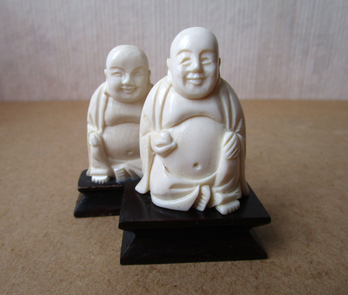 Deux Anciens Petits Okimono Bouddha En Ivoire Sculpté Sculpture Statuette Vers 1920.