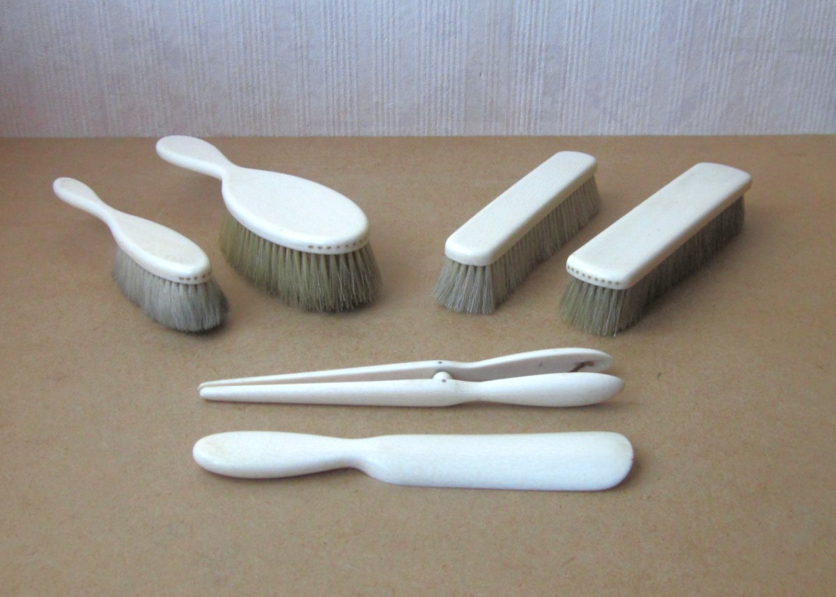 Nécessaire de toilette en ivoire 4 brosses, un chausse-pied et une pince à gants, vers 1920.-photo-2