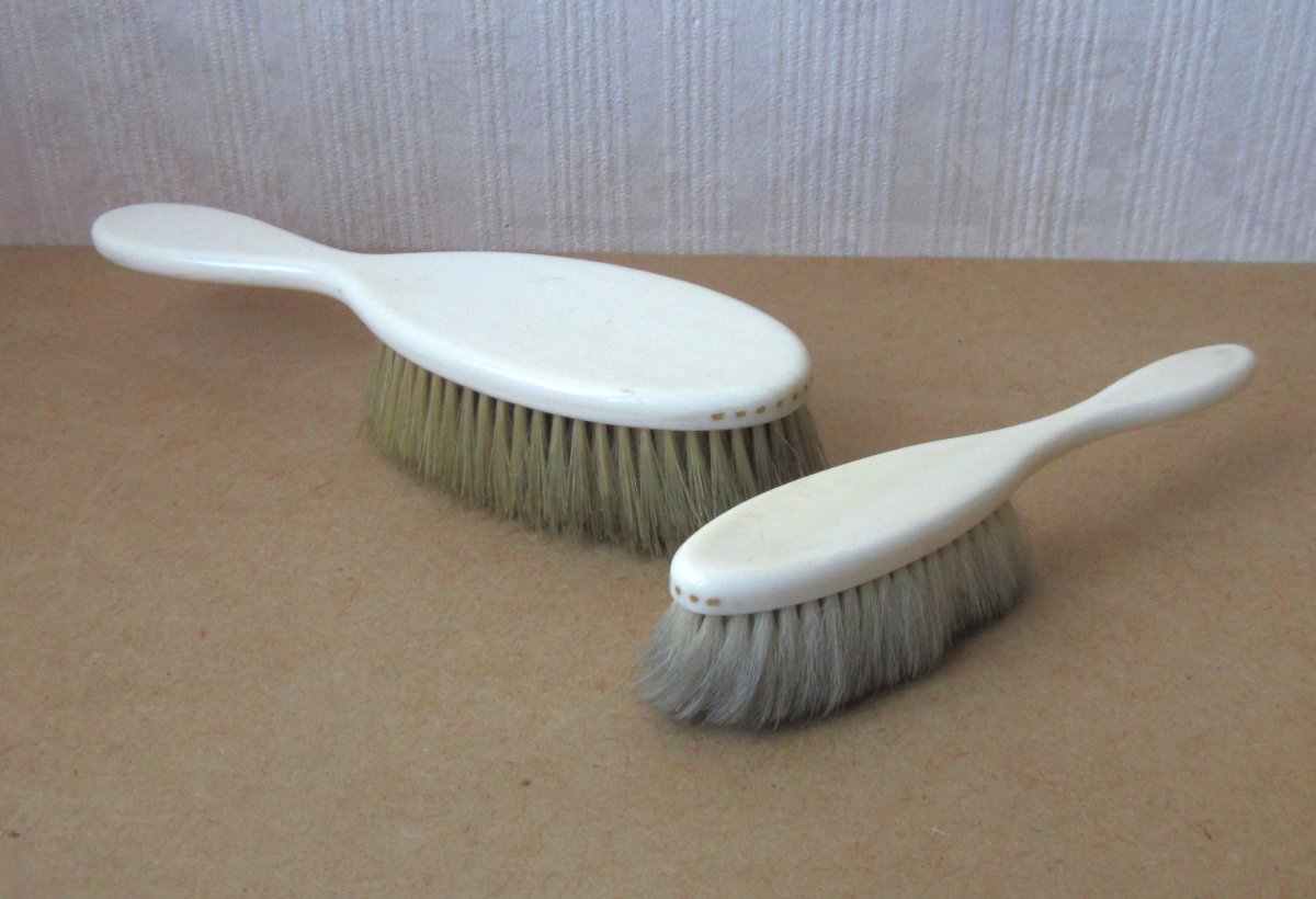 Nécessaire de toilette en ivoire 4 brosses, un chausse-pied et une pince à gants, vers 1920.-photo-4