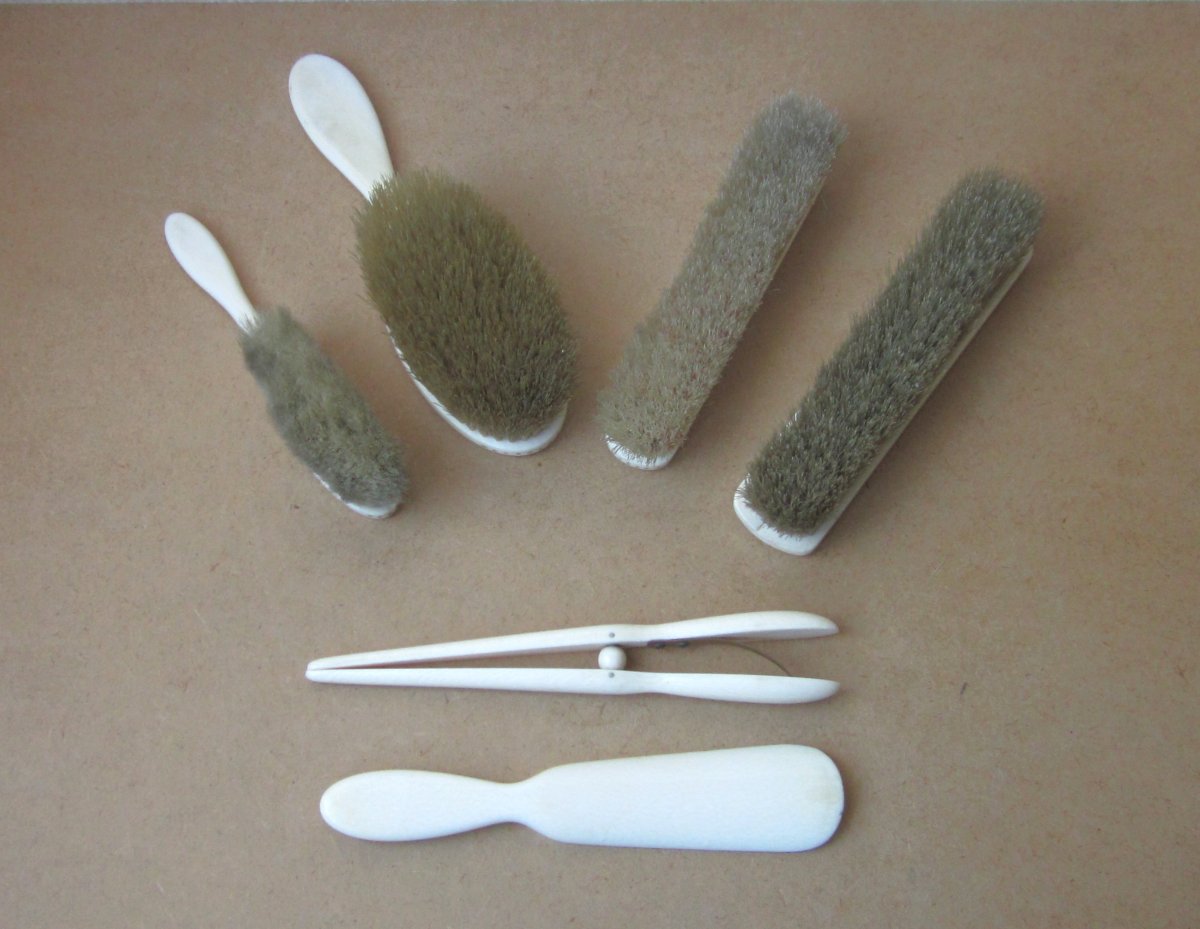 Nécessaire de toilette en ivoire 4 brosses, un chausse-pied et une pince à gants, vers 1920.-photo-2