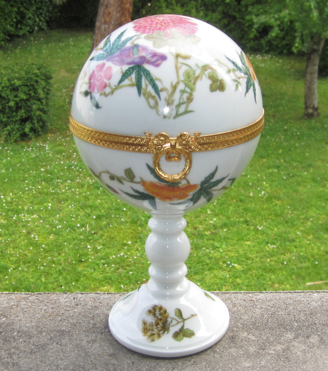Raynaud Very Beautiful Box Or Candy Box On Foot In Limoges Porcelain In Perfect Condition.