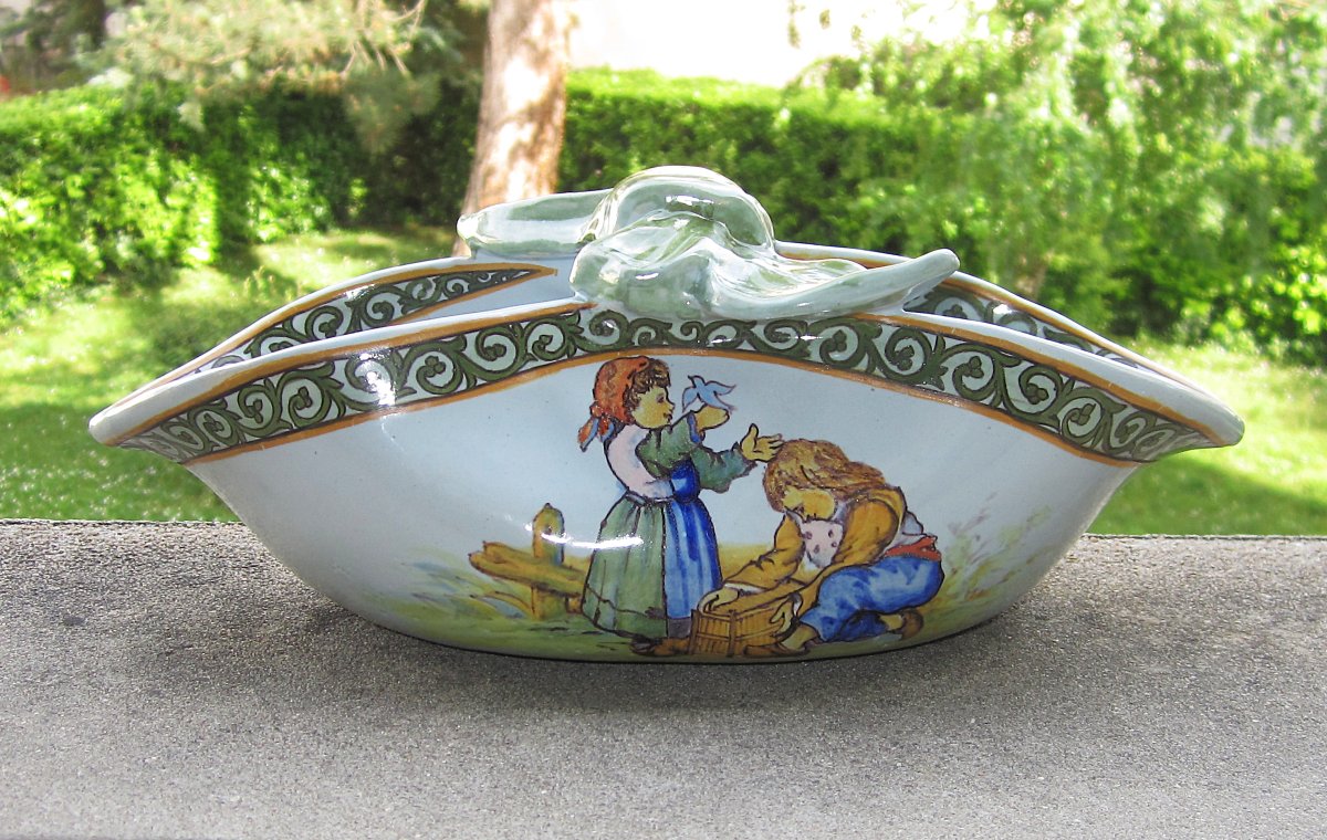 Quimper XIXe Porquier Beau vide-poches en forme de serviette nouée décor d'enfants jouant.-photo-2