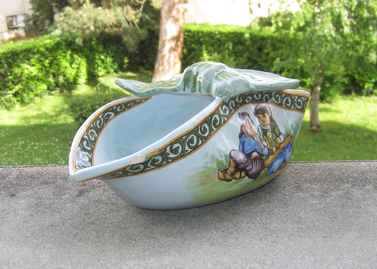 Quimper XIXe Porquier Beau vide-poches en forme de serviette nouée décor d'enfants jouant.-photo-4