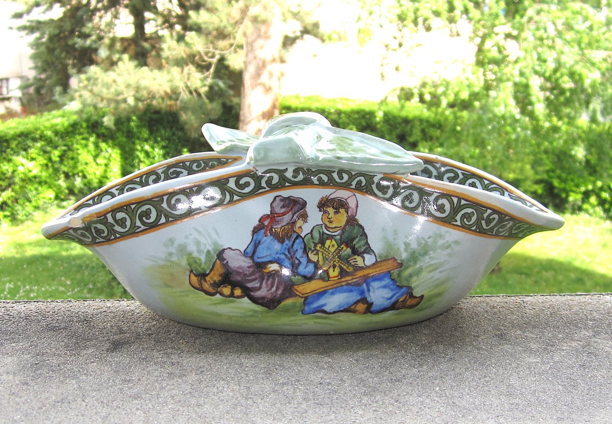 Quimper XIXe Porquier Beau vide-poches en forme de serviette nouée décor d'enfants jouant.-photo-1