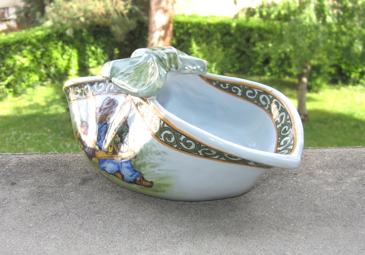 Quimper XIXe Porquier Beau vide-poches en forme de serviette nouée décor d'enfants jouant.-photo-2