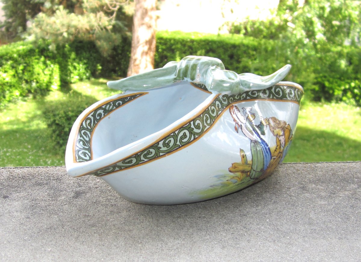 Quimper XIXe Porquier Beau vide-poches en forme de serviette nouée décor d'enfants jouant.-photo-3