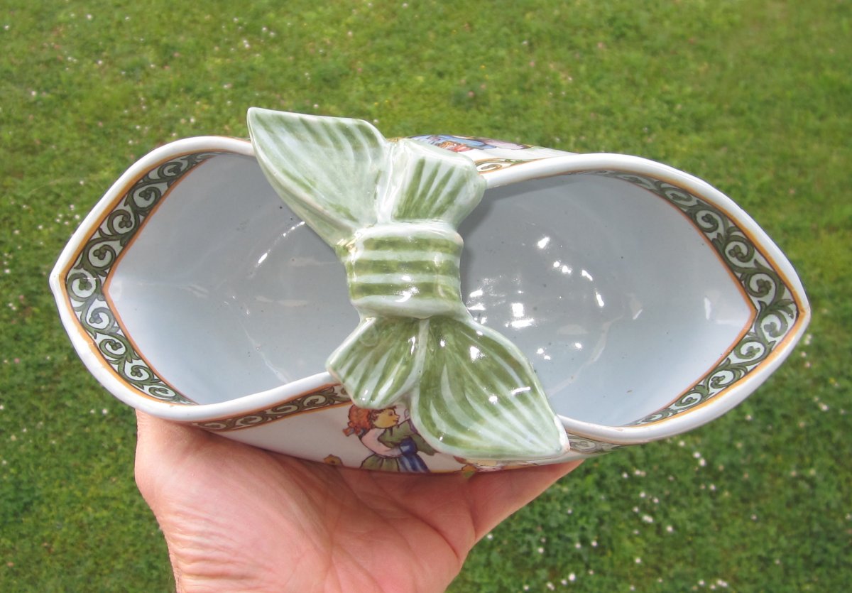 Quimper XIXe Porquier Beau vide-poches en forme de serviette nouée décor d'enfants jouant.-photo-4