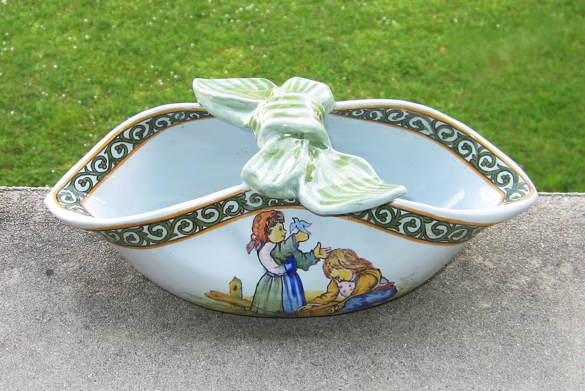 Quimper XIXe Porquier Beau vide-poches en forme de serviette nouée décor d'enfants jouant.