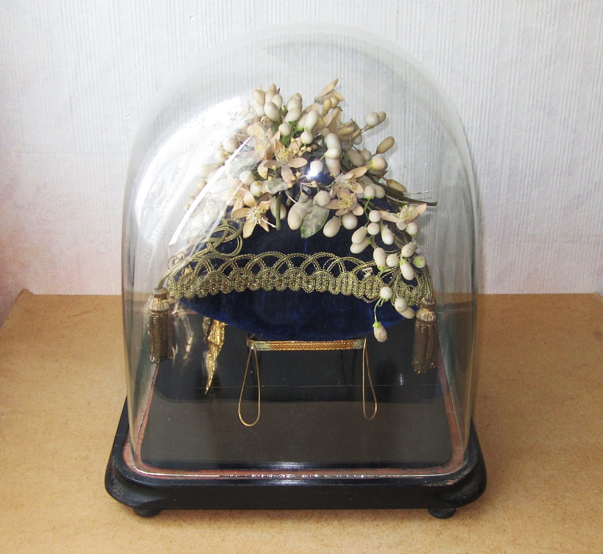 19th Century Wedding Globe With Its Cushion And Bouquet Of Wax Flowers, In Very Good Condition.-photo-2