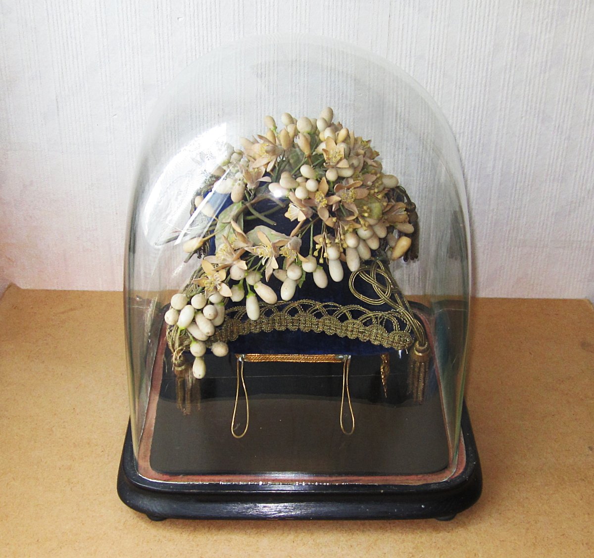 19th Century Wedding Globe With Its Cushion And Bouquet Of Wax Flowers, In Very Good Condition.-photo-4