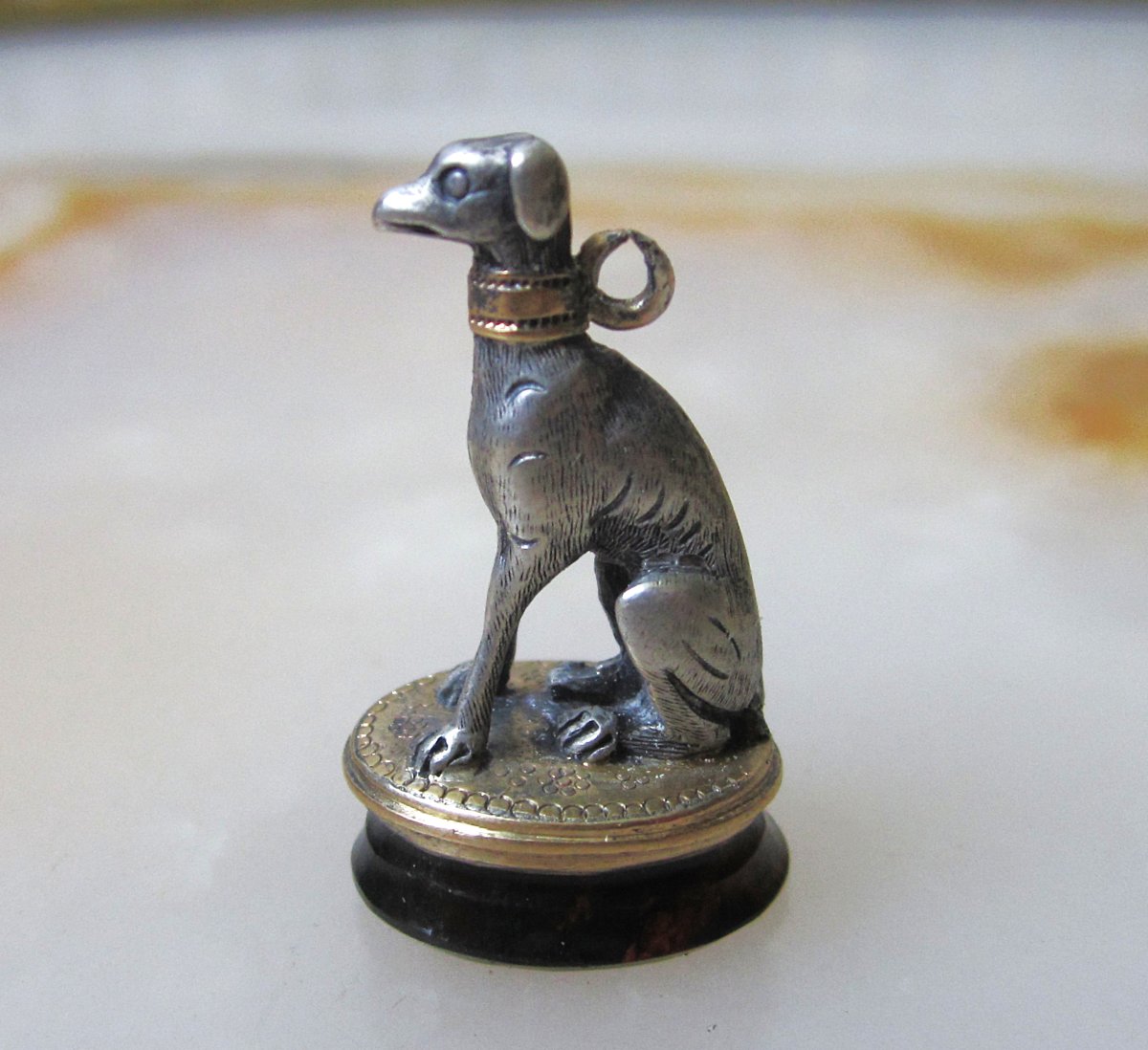 Beau petit sceau de châtelaine chien lévrier en argent et vermeil matrice vierge en agate.-photo-4