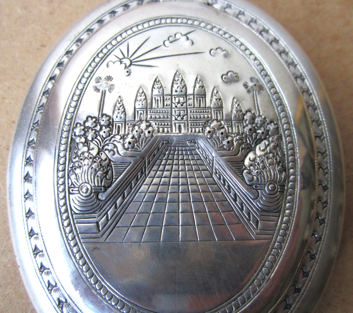 Ancien beau poudrier ou boîte à poudre en argent massif Cambodge Temple d'Angkor Vat Indochine