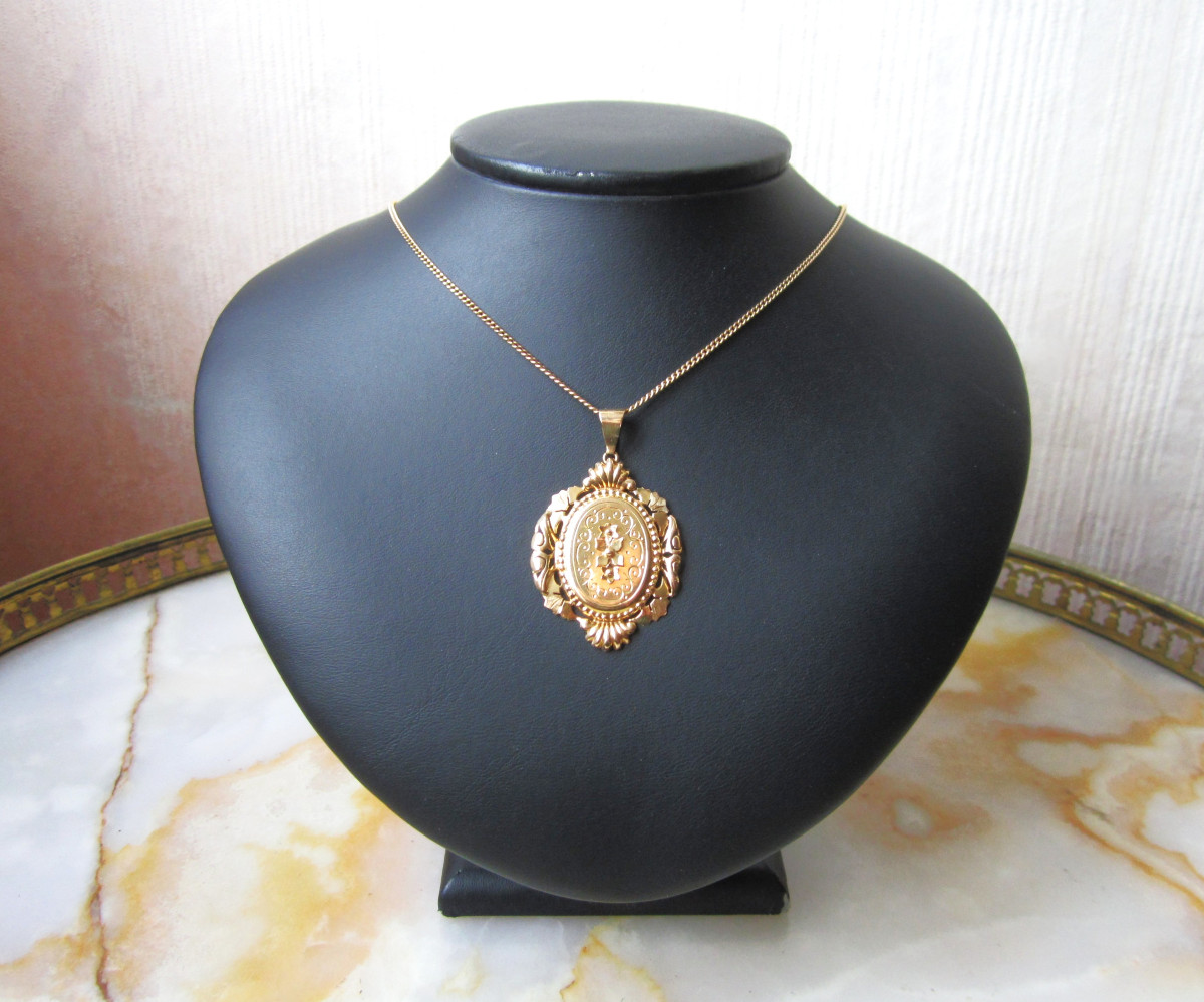 Ancien grand pendentif Napoléon III or 18k 18 carats fleurs en relief vendu avec ou sans chaîne-photo-2