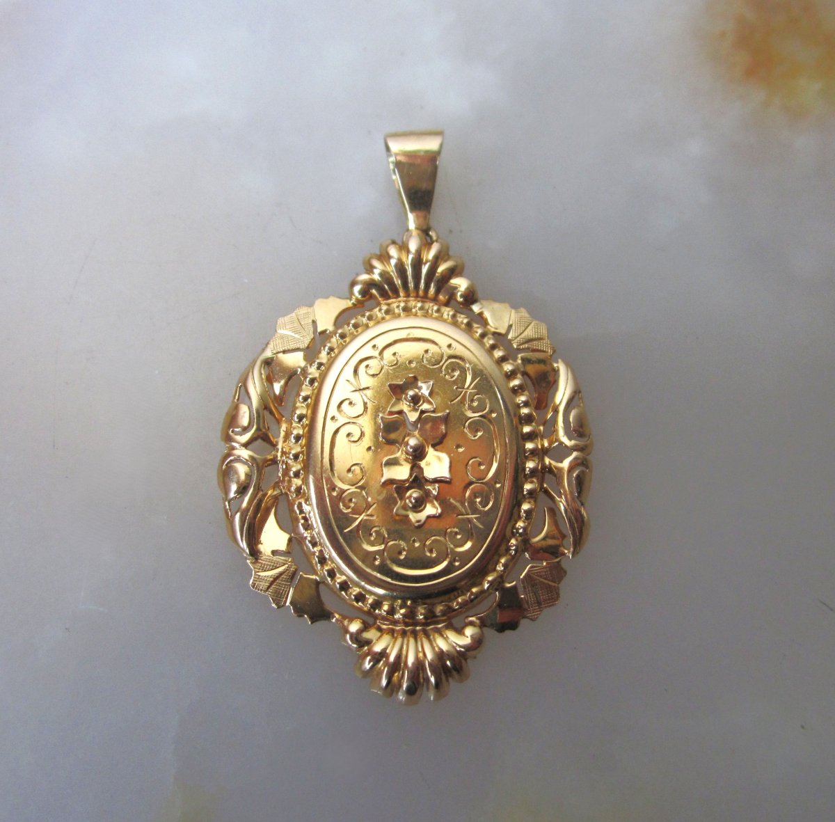 Ancien grand pendentif Napoléon III or 18k 18 carats fleurs en relief vendu avec ou sans chaîne-photo-3
