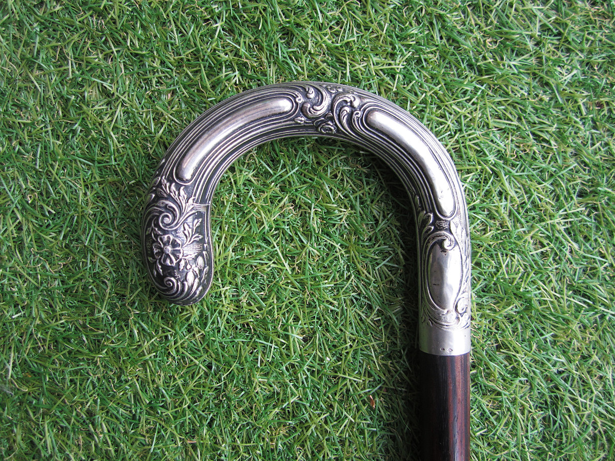 Ancienne belle canne de marche ou de dandy XIXe le pommeau en argent massif, le fût en acajou.