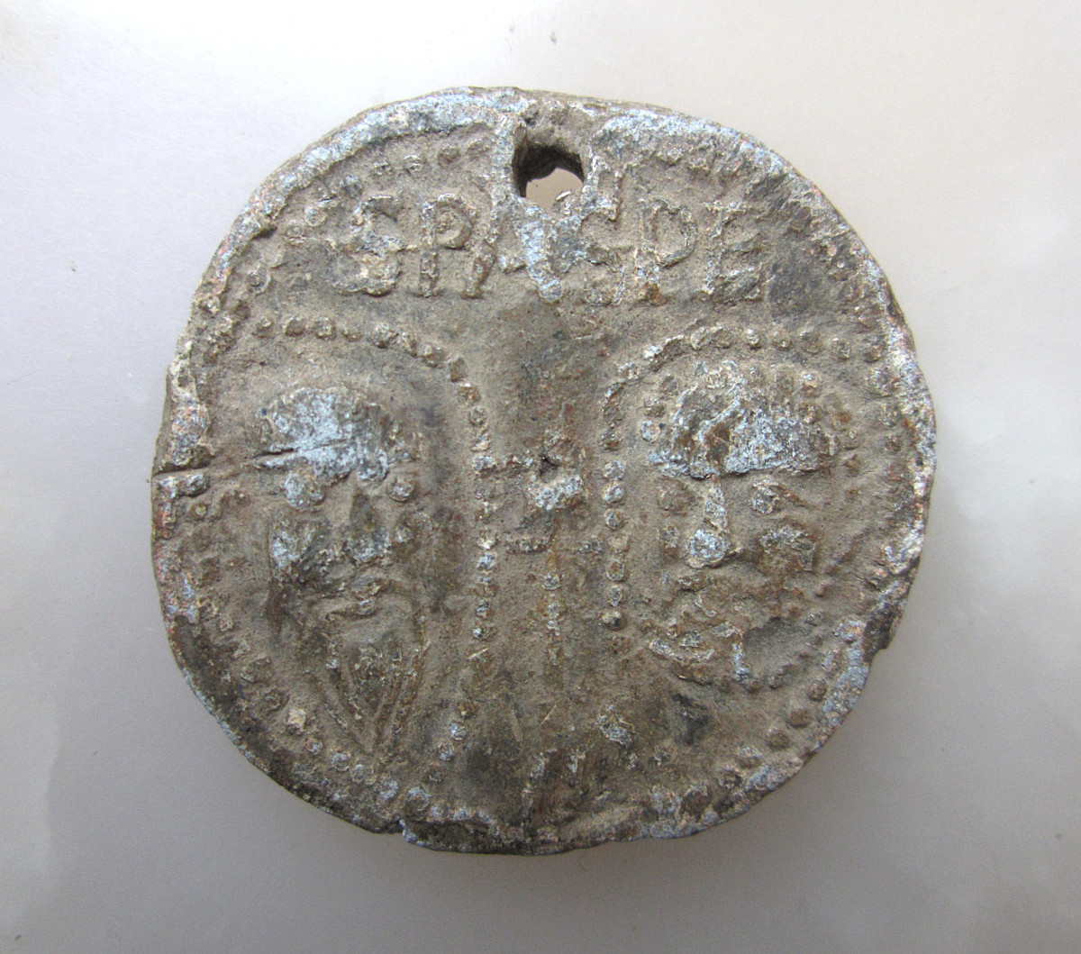 Bulle papale sceau en plomb du XIIIe siècle Innocent IV qui fut Pape de 1243 à 1254. Reliquaire