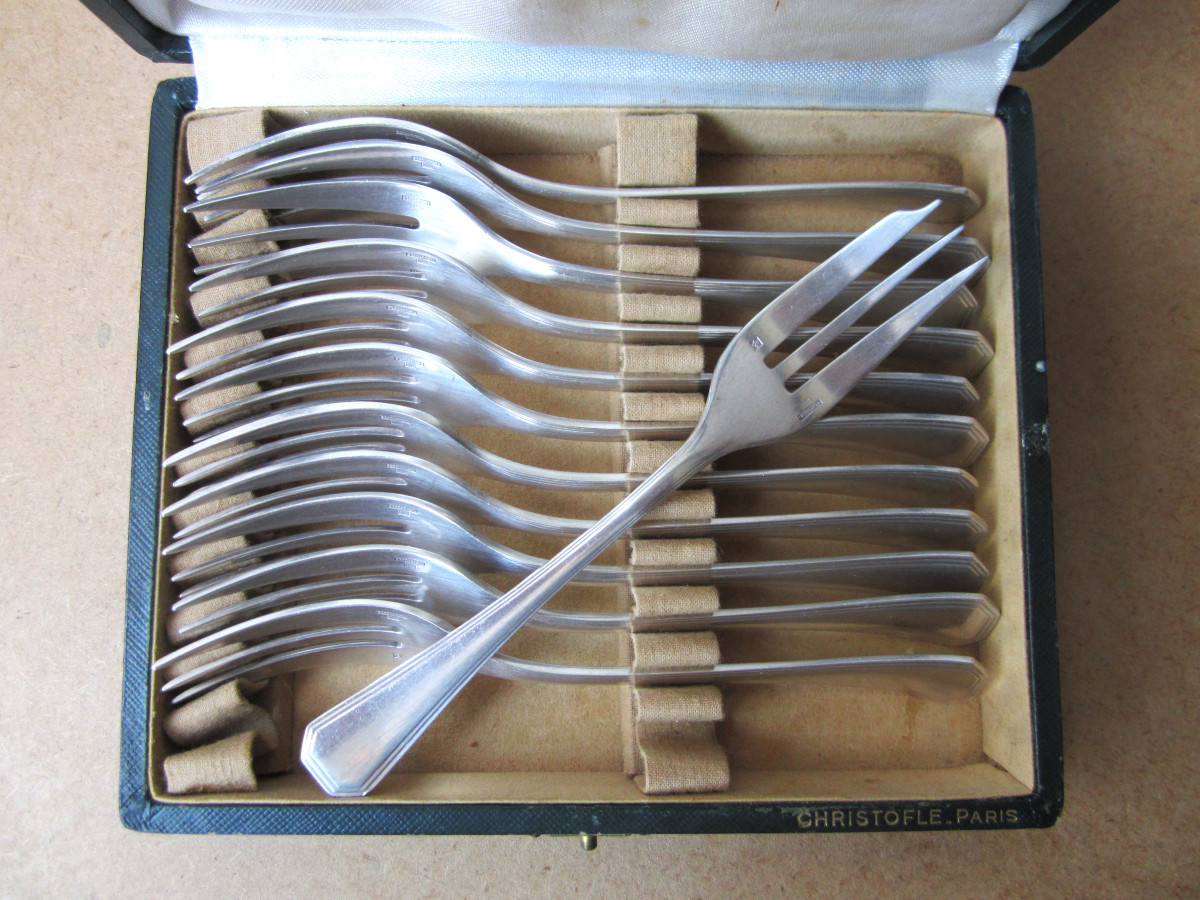 12 belles fourchettes à gâteau à tarte ou à dessert Christofle modèle America en coffret.
