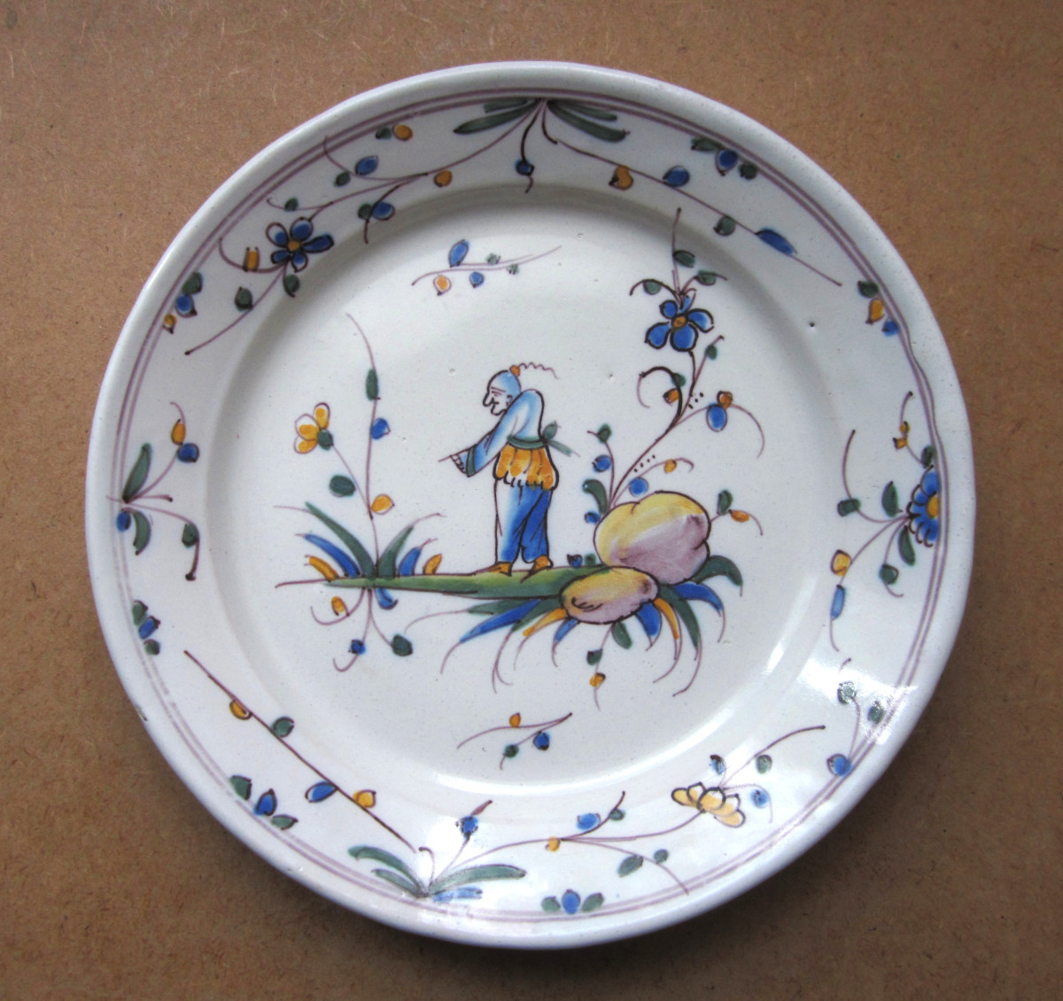 Fa&iuml;ence De La Tronche Belle Et Rare Assiette XVIIIe Au Chinois Bossu Pr&egrave;s de Grenoble.