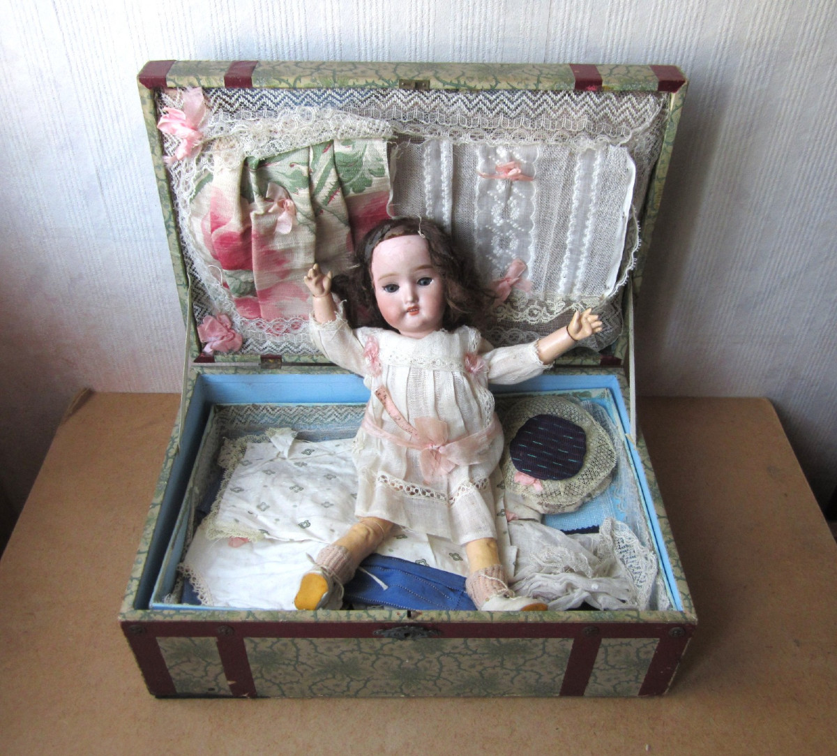 Antique Beautiful 1909 Schoenhau Hoffmeister 4/0 Doll With Her Trousseau Of Clothes.