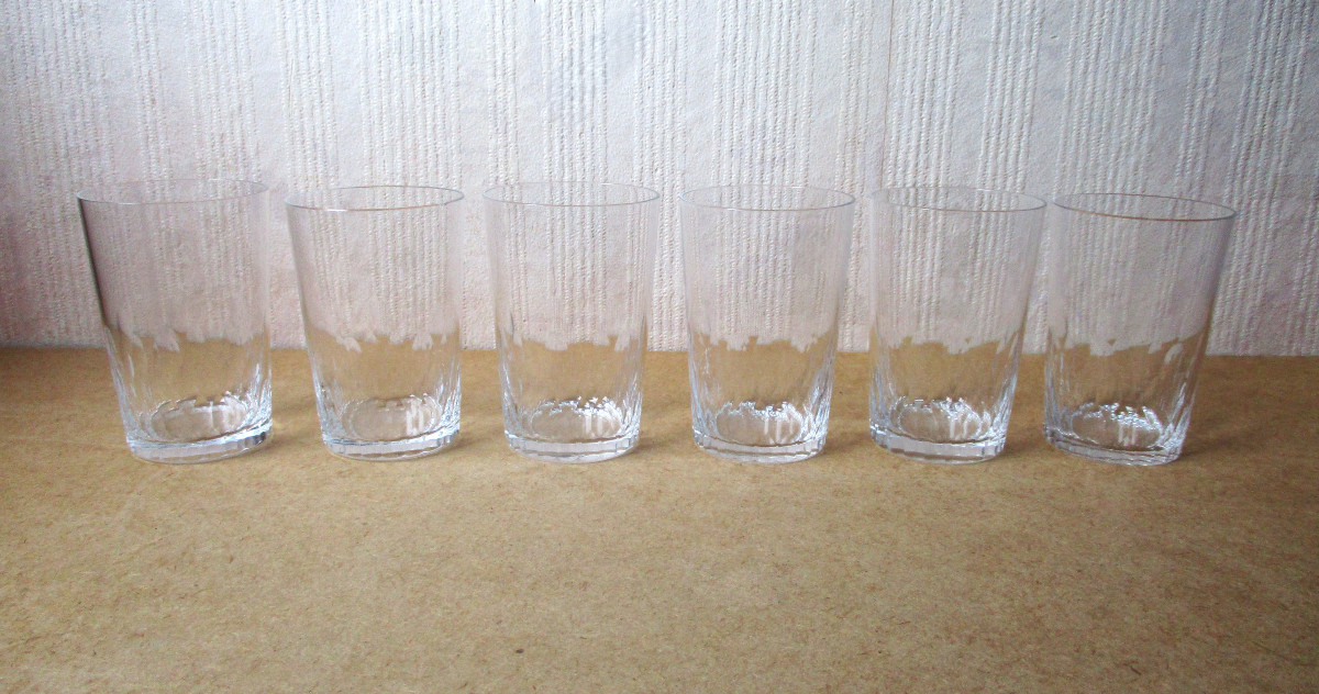 Six beaux verres gobelets en cristal de Baccarat modéle Richelieu. Hauteur : 7,8 cm
