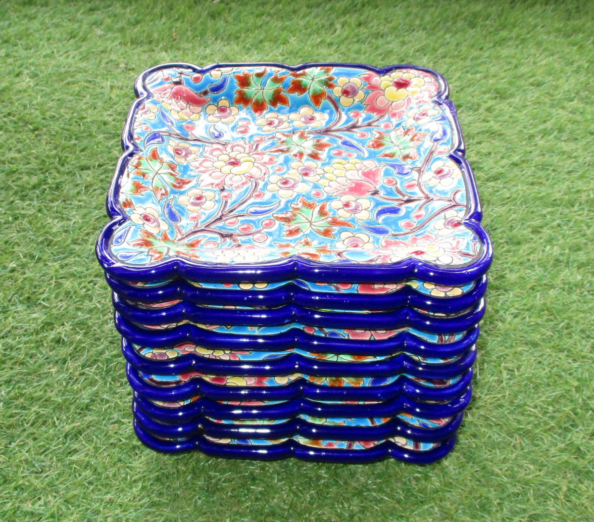 Huit belles assiettes à dessert carrées en émaux de longwy en parfait état.