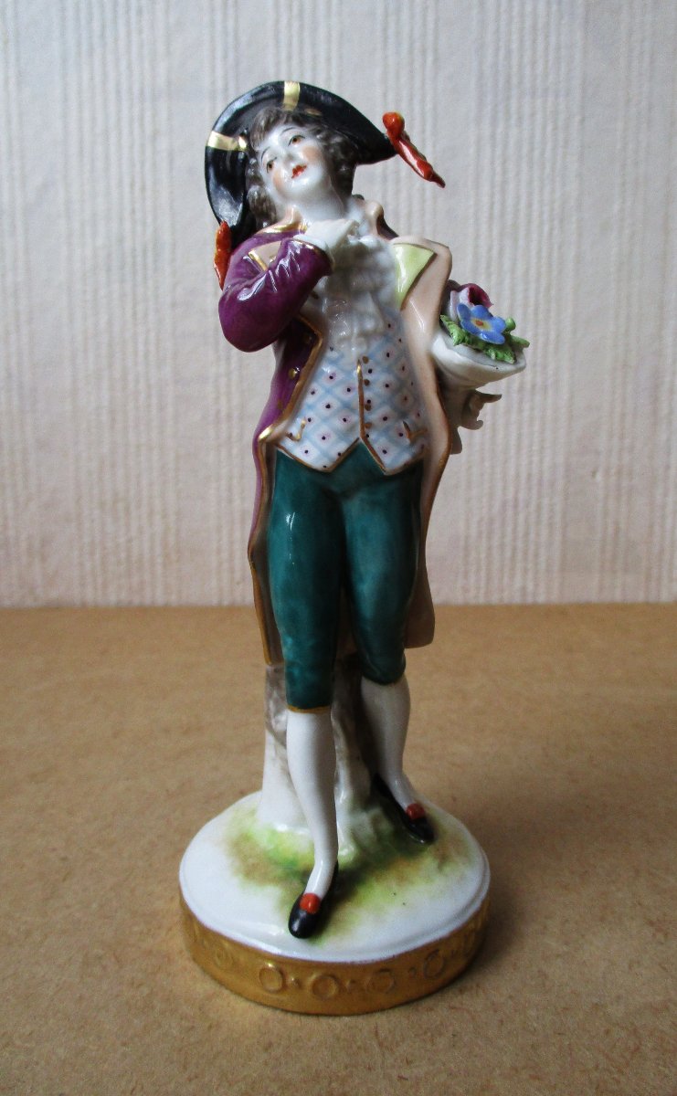 Belle petite statuette en porcelaine allemande Rudolstadt Volkstedt Thuringe dandy incroyable.-photo-3