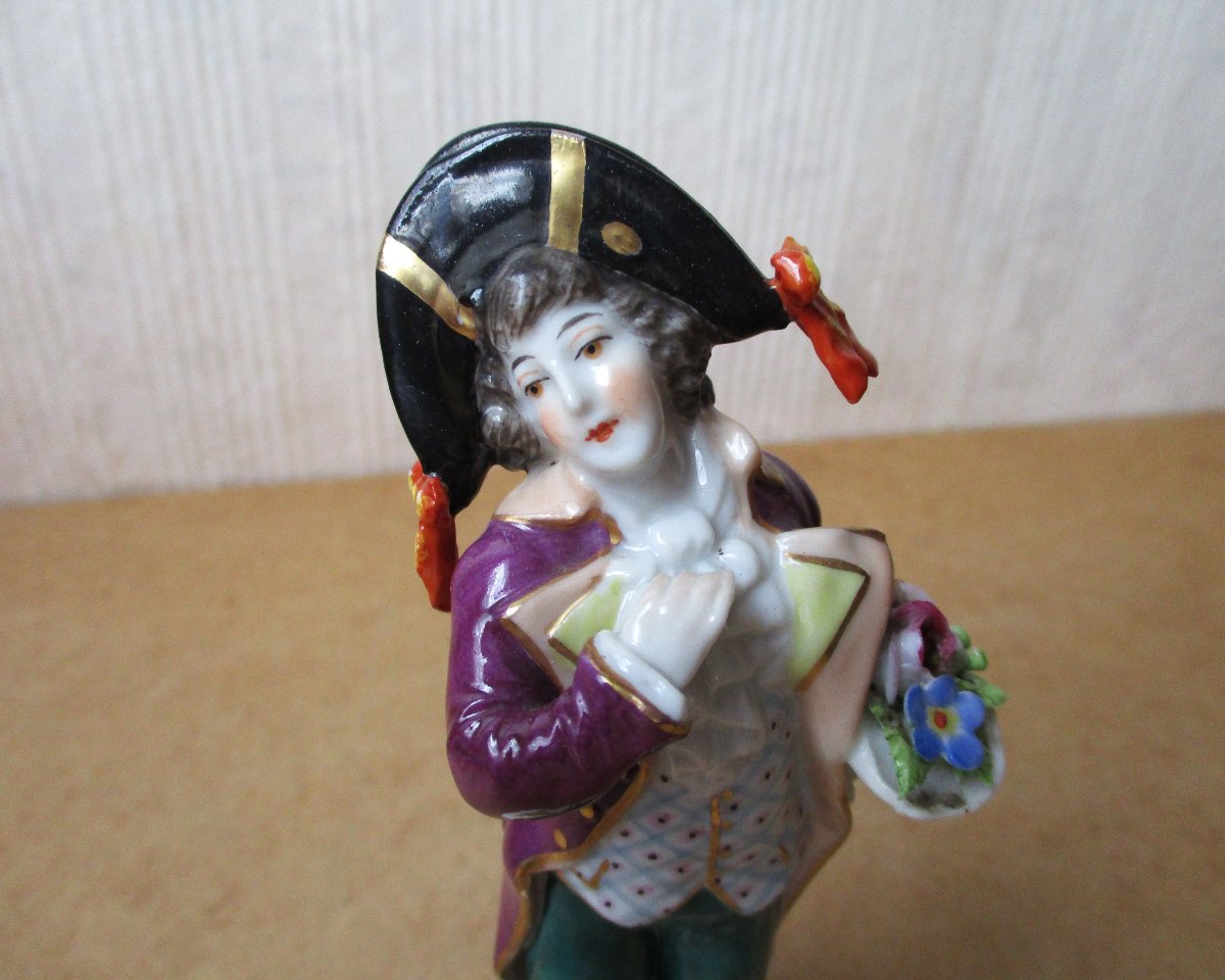 Belle petite statuette en porcelaine allemande Rudolstadt Volkstedt Thuringe dandy incroyable.-photo-3