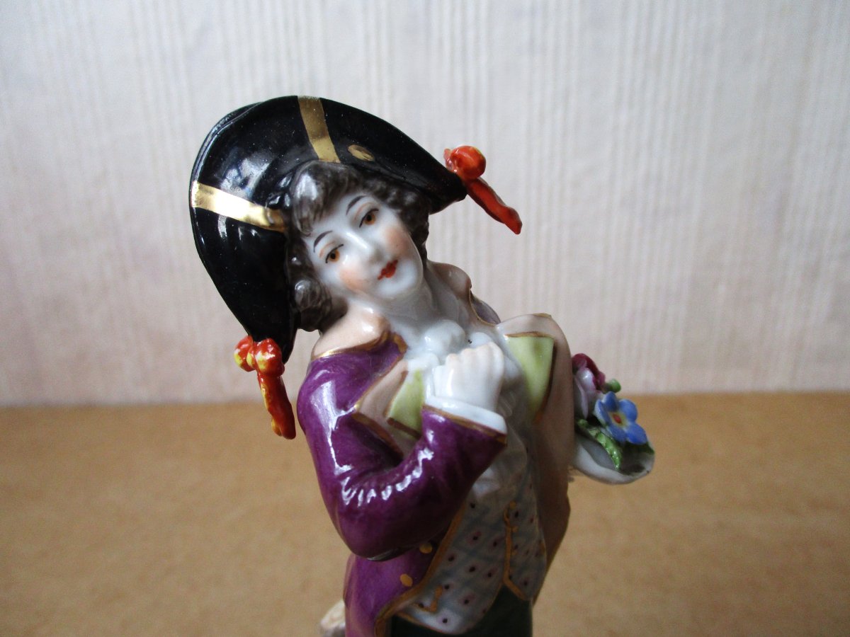 Belle petite statuette en porcelaine allemande Rudolstadt Volkstedt Thuringe dandy incroyable.-photo-4