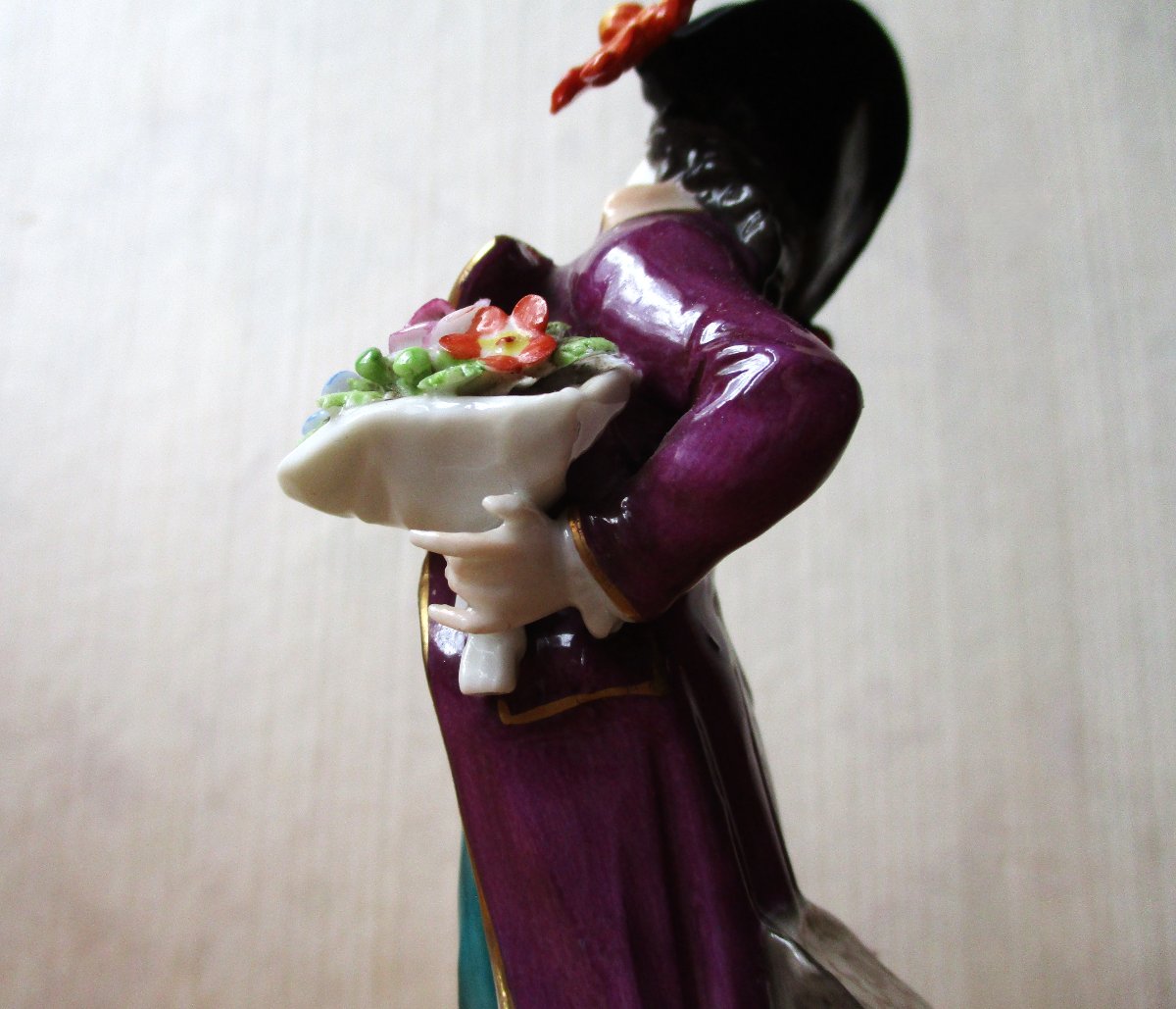 Belle petite statuette en porcelaine allemande Rudolstadt Volkstedt Thuringe dandy incroyable.-photo-6