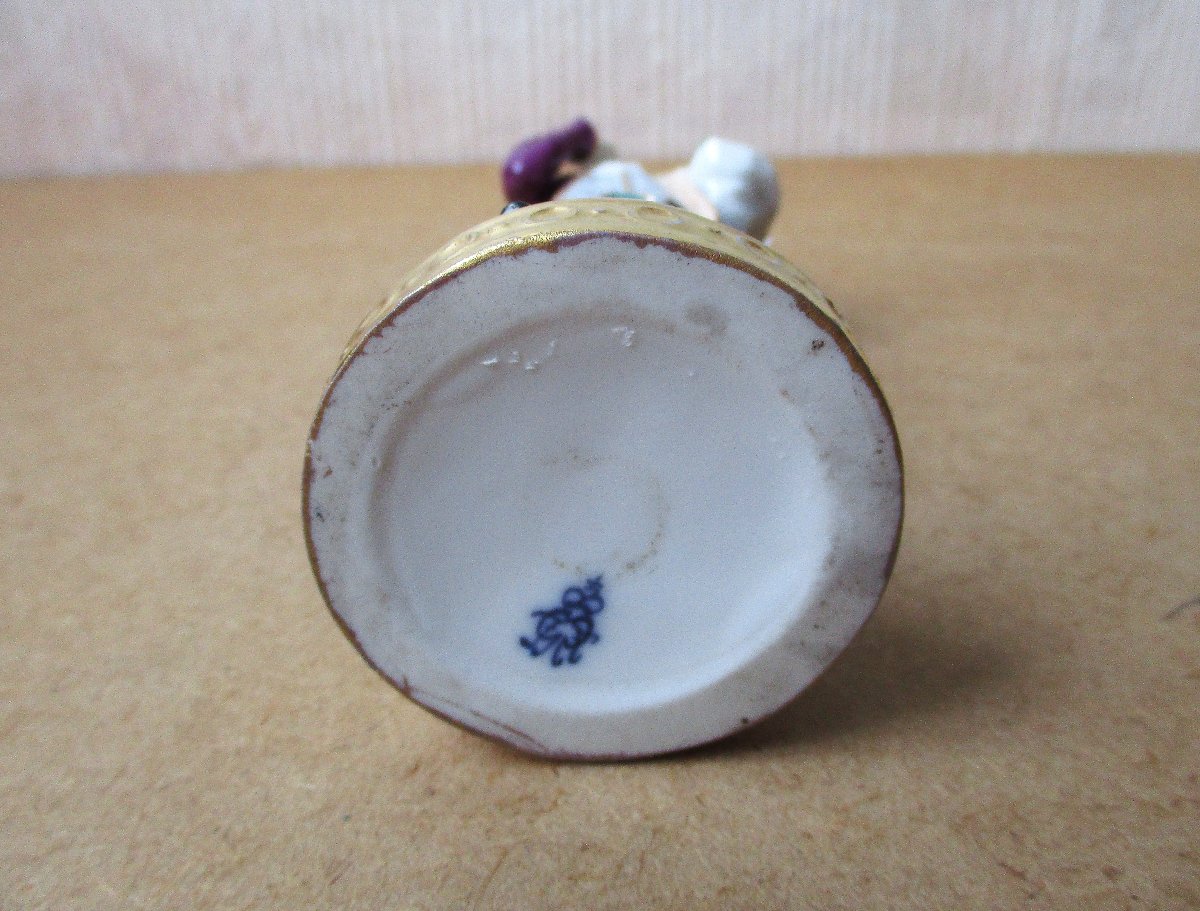 Belle petite statuette en porcelaine allemande Rudolstadt Volkstedt Thuringe dandy incroyable.-photo-7