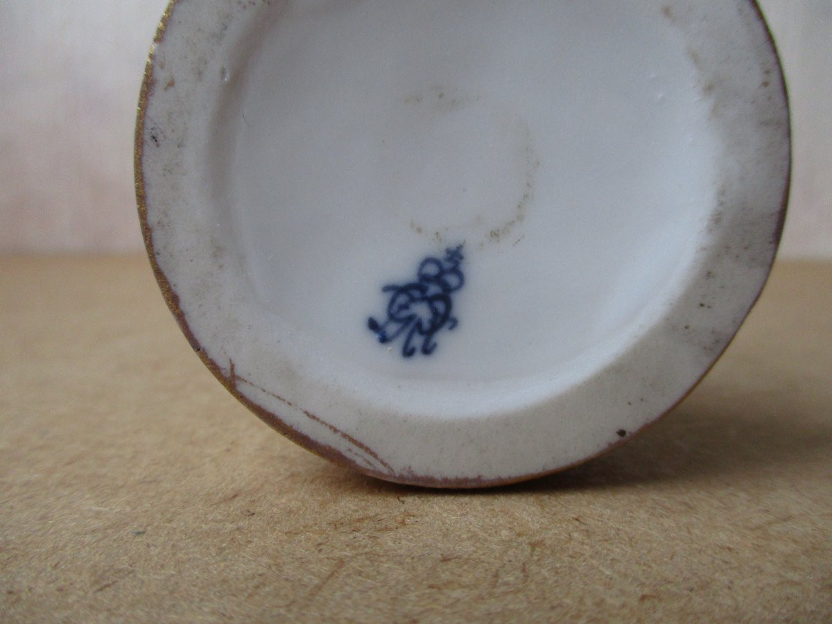 Belle petite statuette en porcelaine allemande Rudolstadt Volkstedt Thuringe dandy incroyable.-photo-8