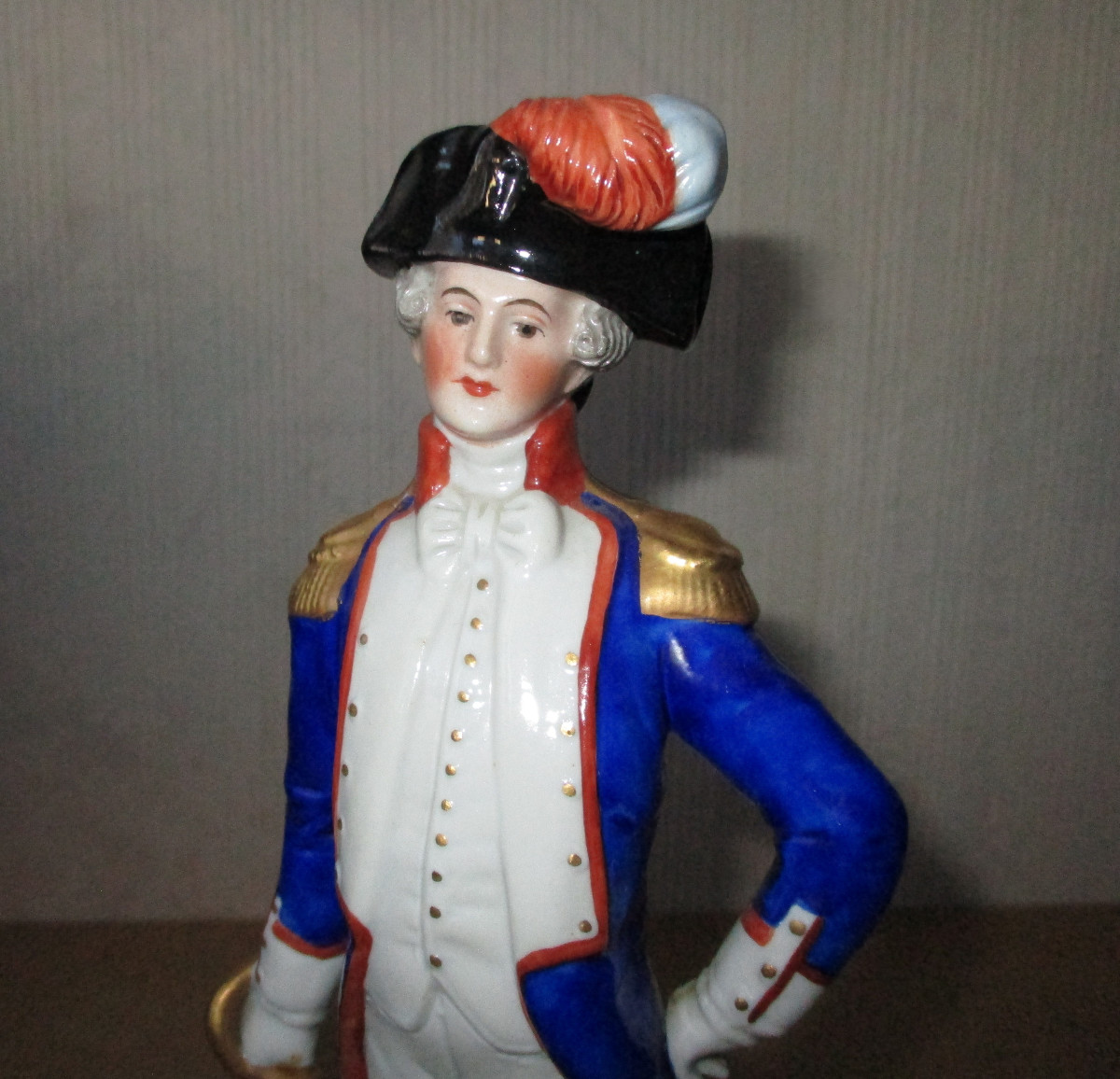 Lafayette ancienne belle statuette en porcelaine de Saxe Scheibe-Alsbach Thuringe parfait état.