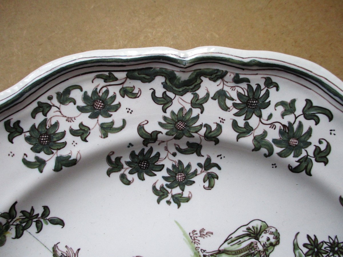 Assiette en faïence de Moustiers XVIIIe manufacture Olérys et Laugier recollée.-photo-1