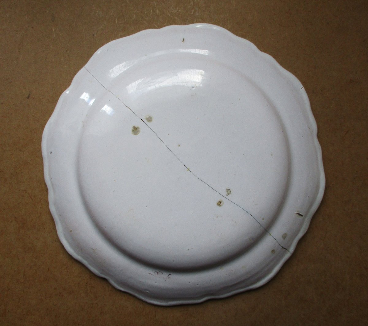 Assiette en faïence de Moustiers XVIIIe manufacture Olérys et Laugier recollée.-photo-2