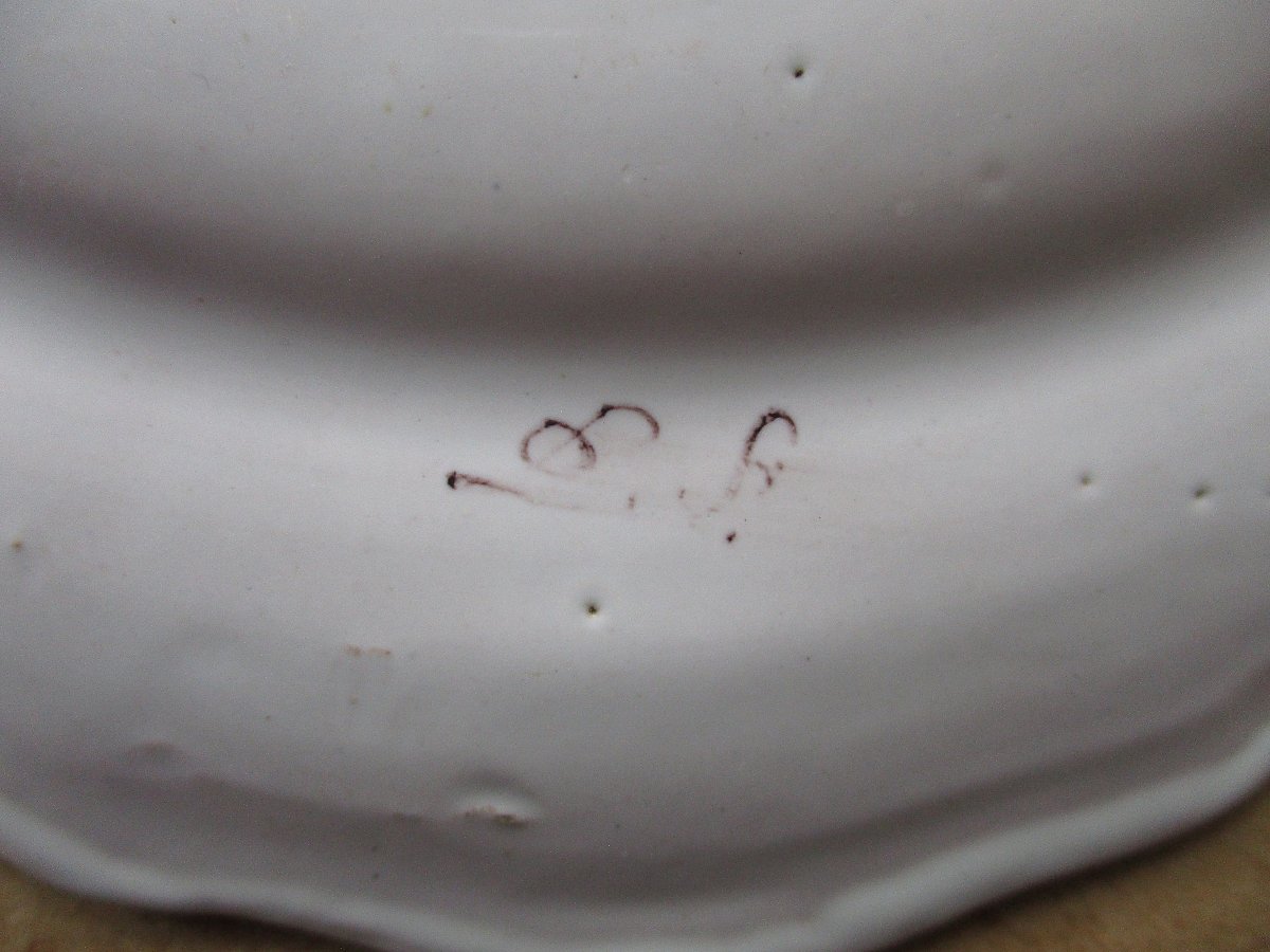 Assiette en faïence de Moustiers XVIIIe manufacture Olérys et Laugier recollée.-photo-3