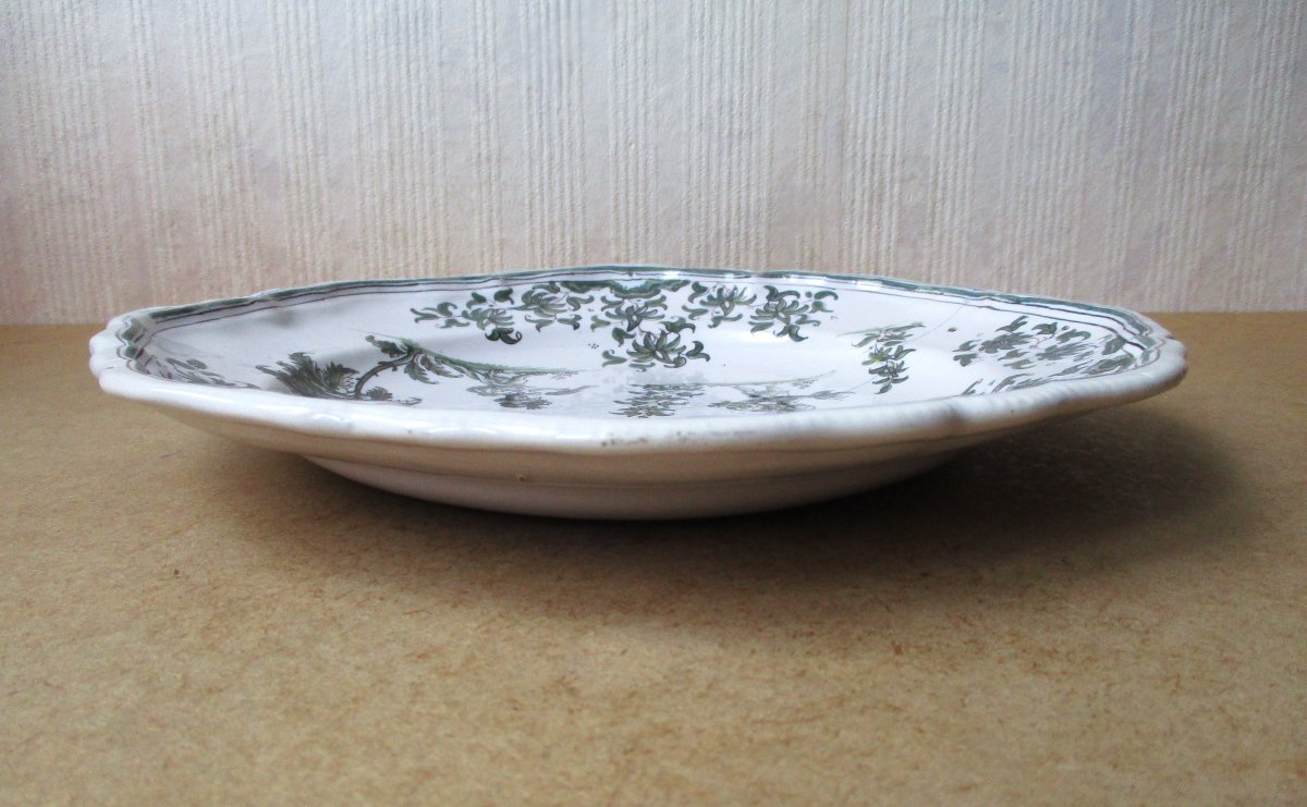 Assiette en faïence de Moustiers XVIIIe manufacture Olérys et Laugier recollée.-photo-6