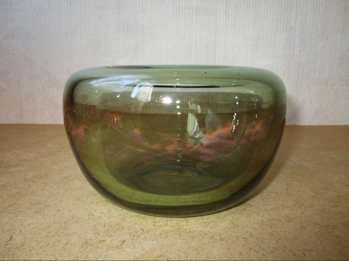Claude Morin Dieulefit, vase boule en verre souffl&eacute; vintage 1970 vert olive &agrave; reflets ros&eacute;s.-photo-2
