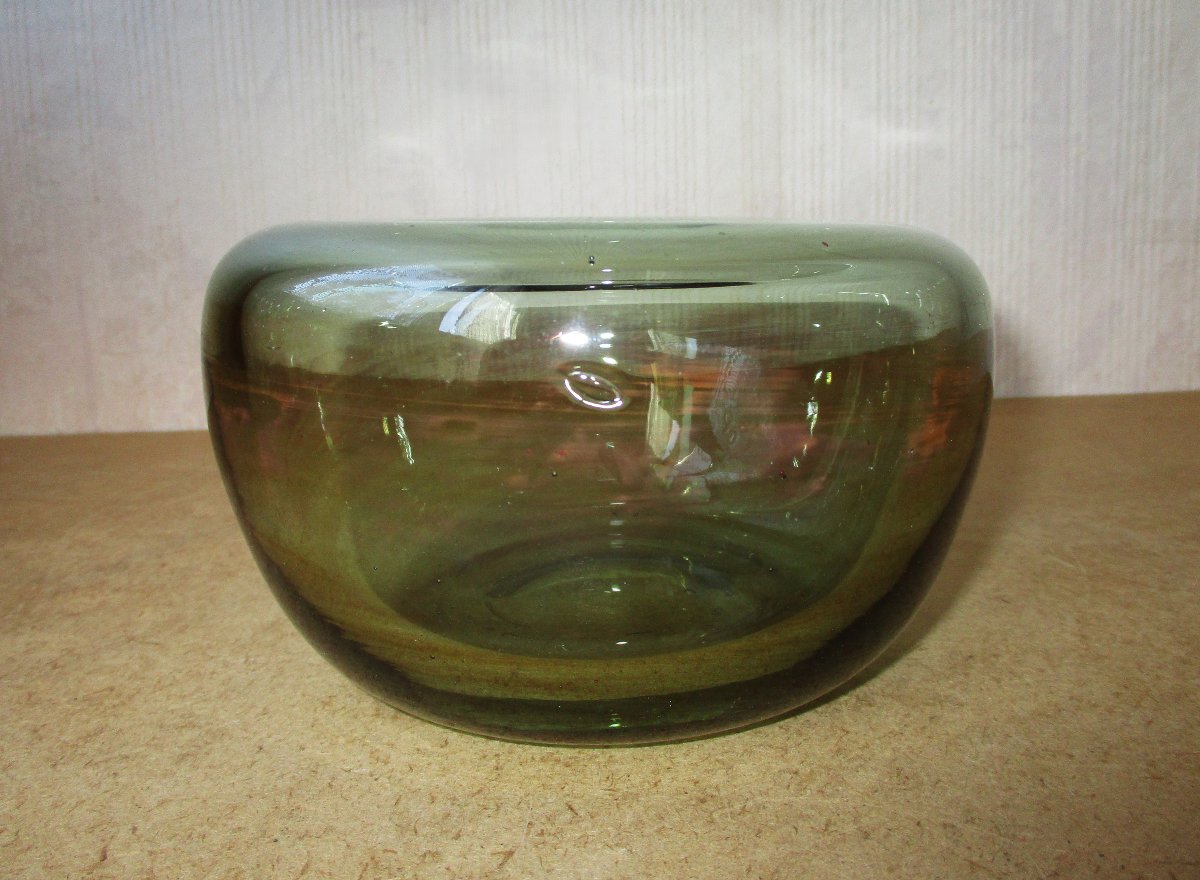 Claude Morin Dieulefit, vase boule en verre souffl&eacute; vintage 1970 vert olive &agrave; reflets ros&eacute;s.-photo-3