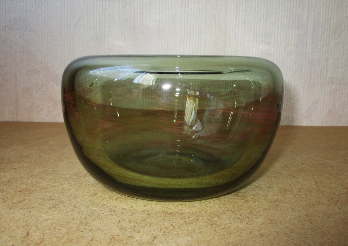 Claude Morin Dieulefit, vase boule en verre souffl&eacute; vintage 1970 vert olive &agrave; reflets ros&eacute;s.-photo-4