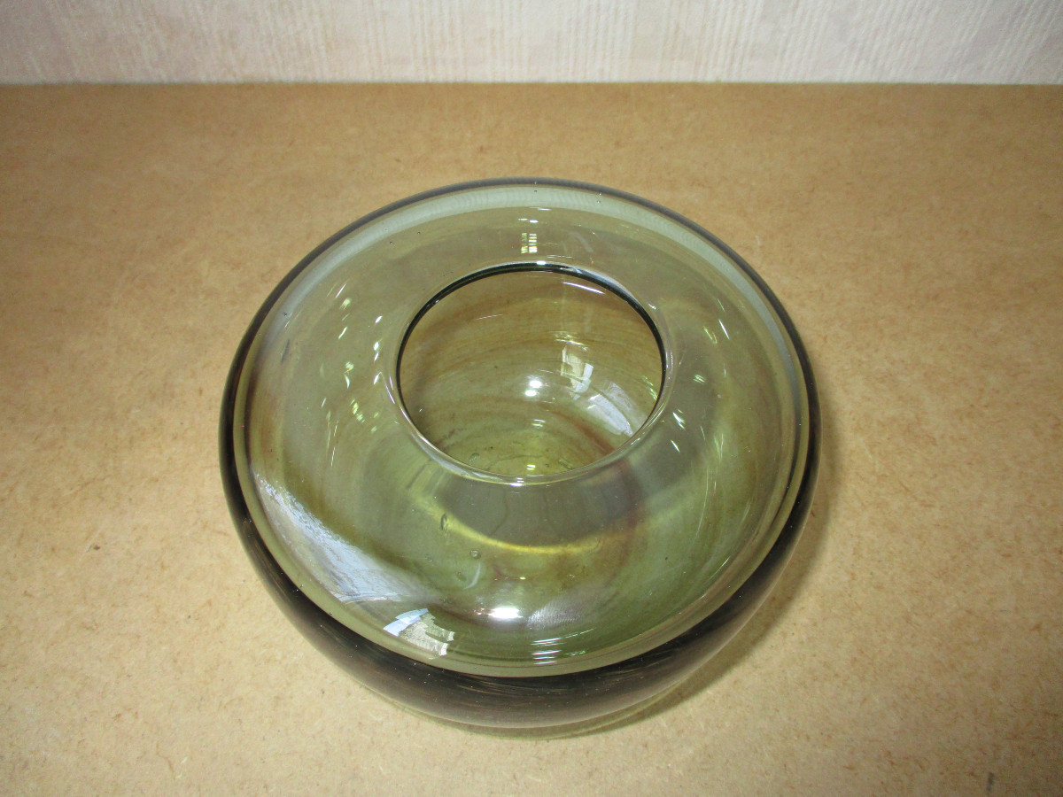 Claude Morin Dieulefit, vase boule en verre souffl&eacute; vintage 1970 vert olive &agrave; reflets ros&eacute;s.