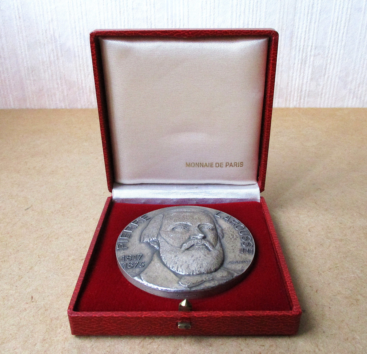 Grosse médaille en argent massif premier titre signée Gibert 1985 Pierre Larousse 290 grammes.-photo-2