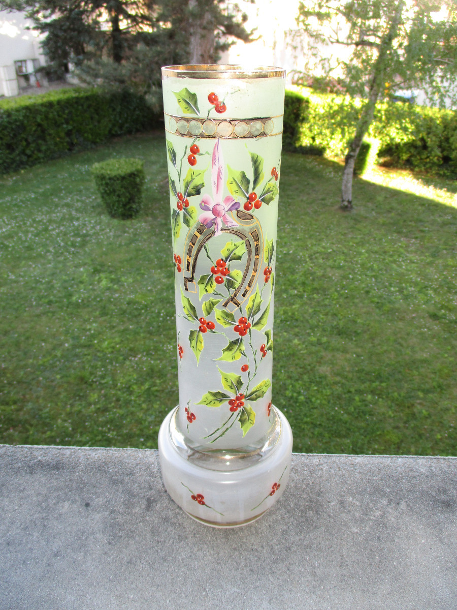 Très beau vase Art Nouveau en verre émaillé à décor de houx et fer à cheval porte-bonheur.