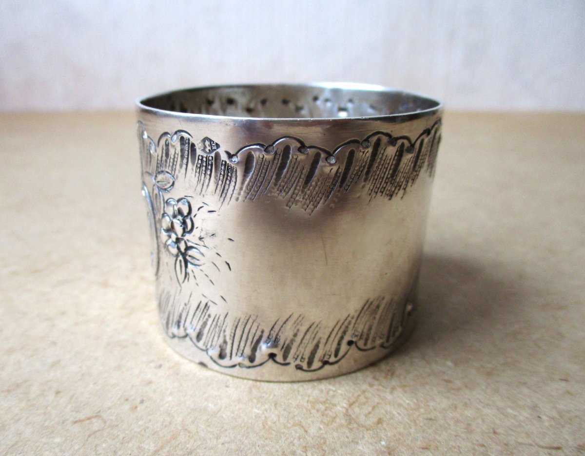 Antique Sterling Silver Napkin Ring With Floral Design And Blank Cartouche. 41 Grams.-photo-3