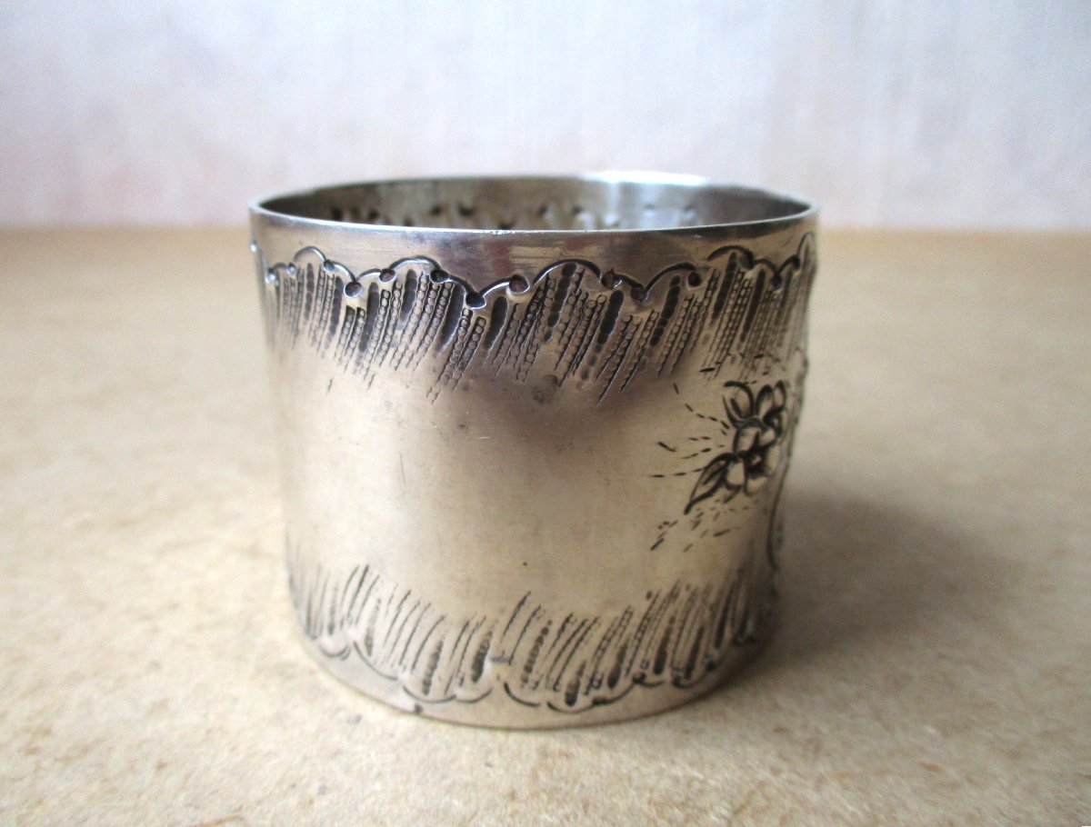 Antique Sterling Silver Napkin Ring With Floral Design And Blank Cartouche. 41 Grams.-photo-2