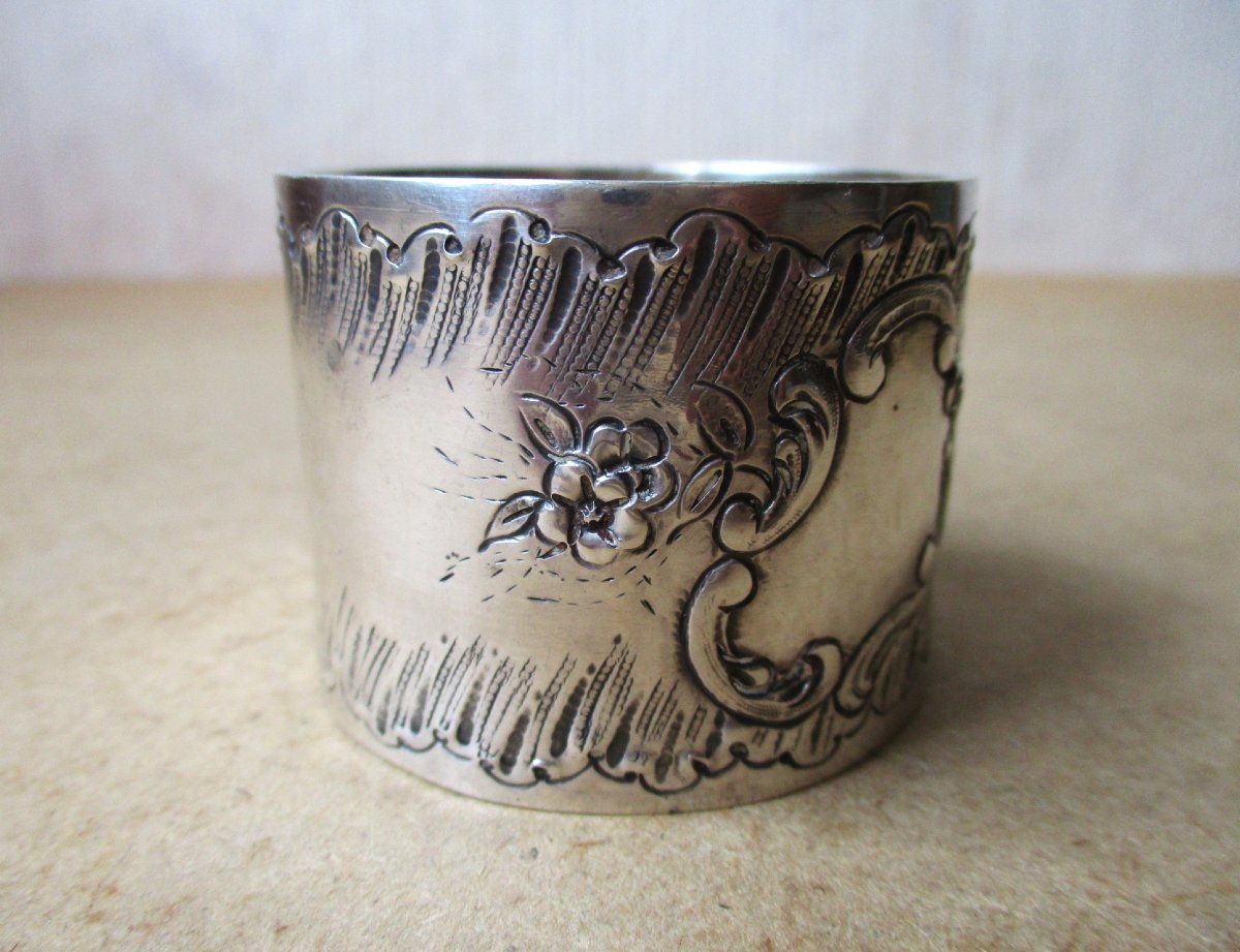 Antique Sterling Silver Napkin Ring With Floral Design And Blank Cartouche. 41 Grams.-photo-3