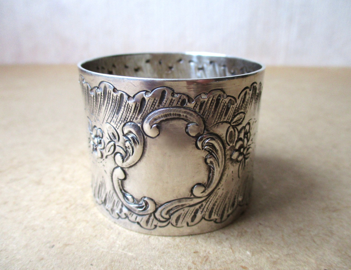 Antique Sterling Silver Napkin Ring With Floral Design And Blank Cartouche. 41 Grams.