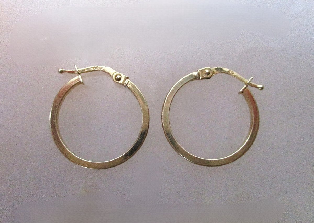 Pair Of Small Creole Earrings In 9k Solid Gold. Weight: 0.90 Grams.-photo-4