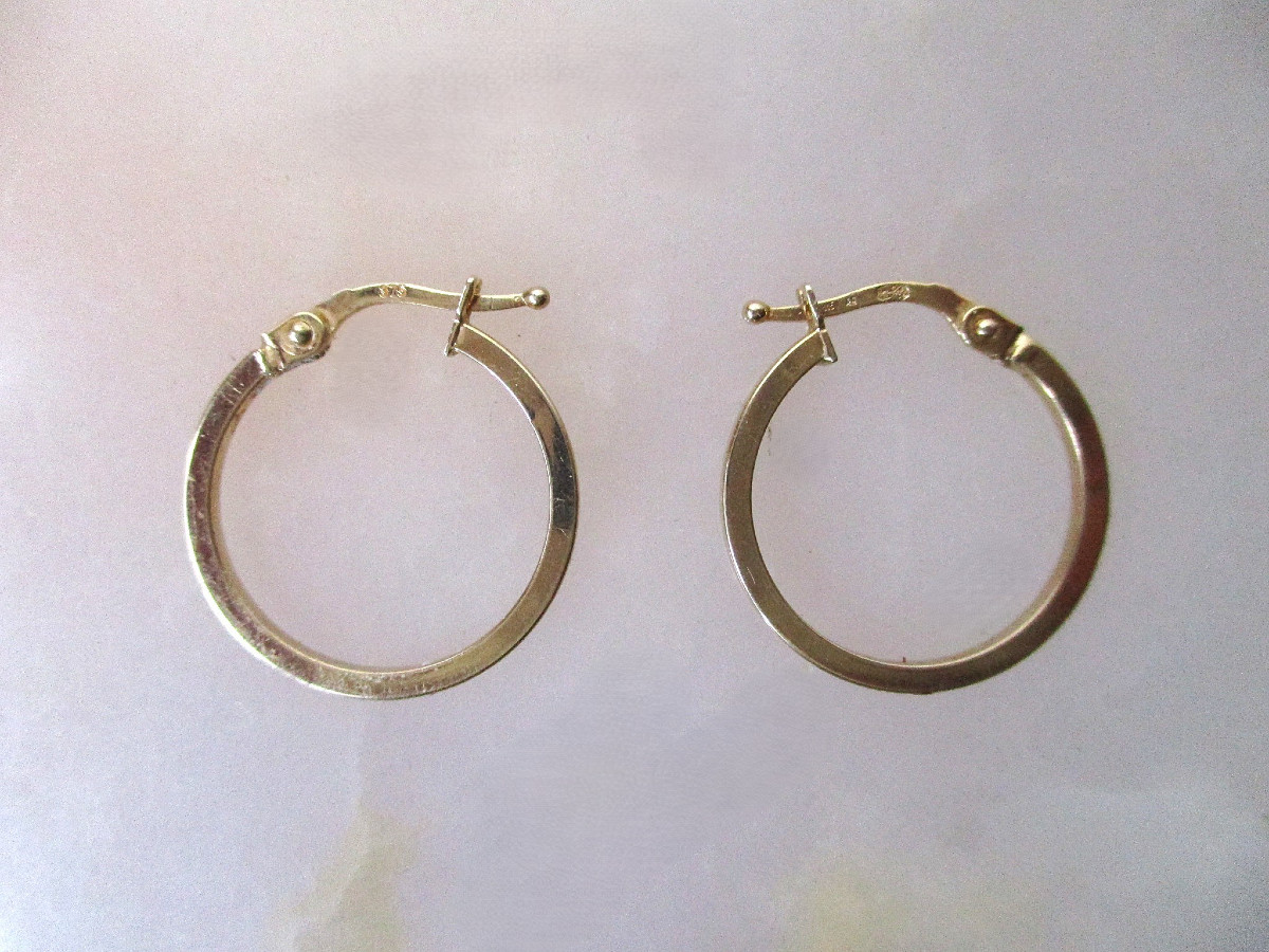 Pair Of Small Creole Earrings In 9k Solid Gold. Weight: 0.90 Grams.