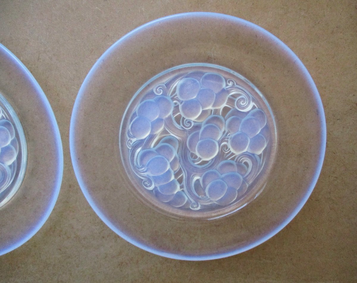 René Lalique, 2 Art Deco Plates In Opalescent Glass, Model Marienthal Aux Raisins 1927.-photo-3